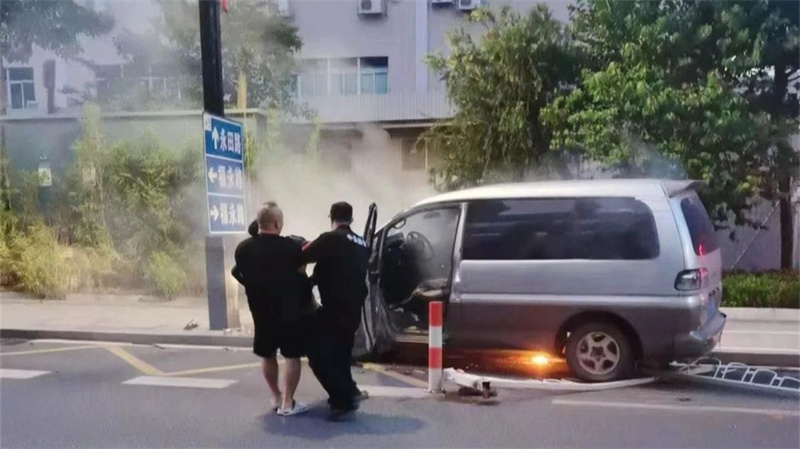 凌晨珠海街頭突然起火，濃煙滾滾！危急時刻……